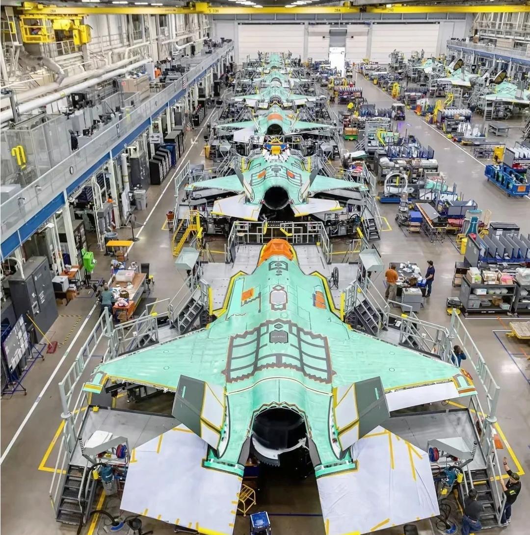 F-35的生产线，可惜没什么用，现在帝国一年也憋不出多少架！根据帝国的问责报告