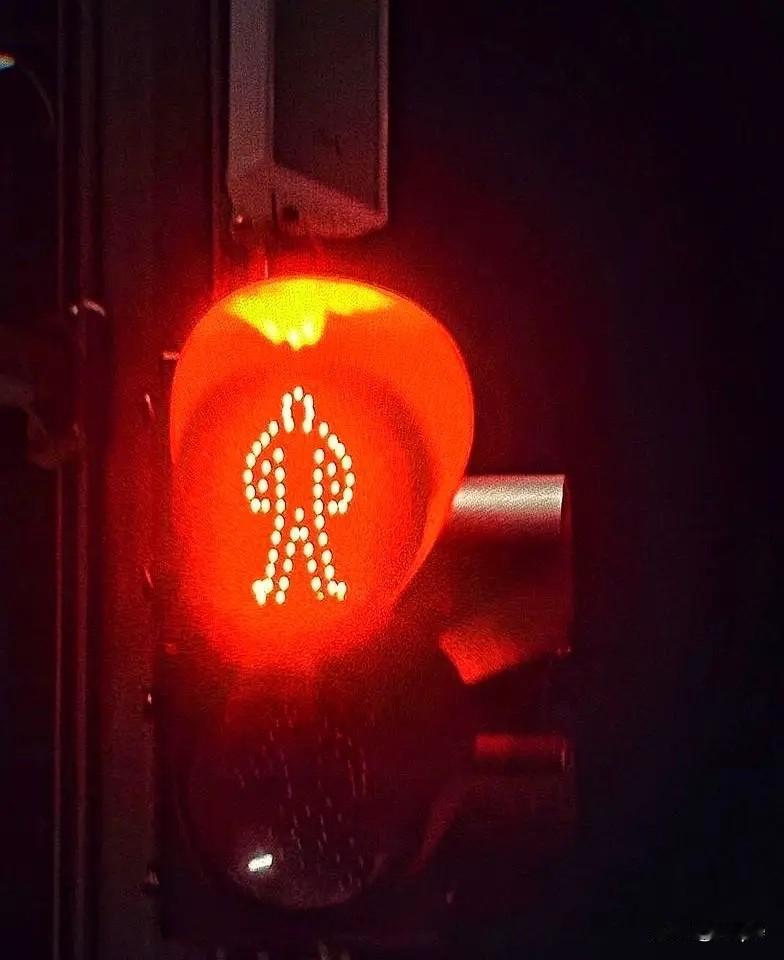 上海这判决太解气！“我弱我有理”的巨婴该醒醒了上海这起判决，直接把“行人弱