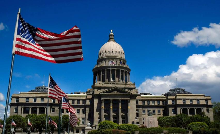 美国似乎找到了自己的生存之路，就是不触碰中国，然后全世界掠夺。特朗普发明的让