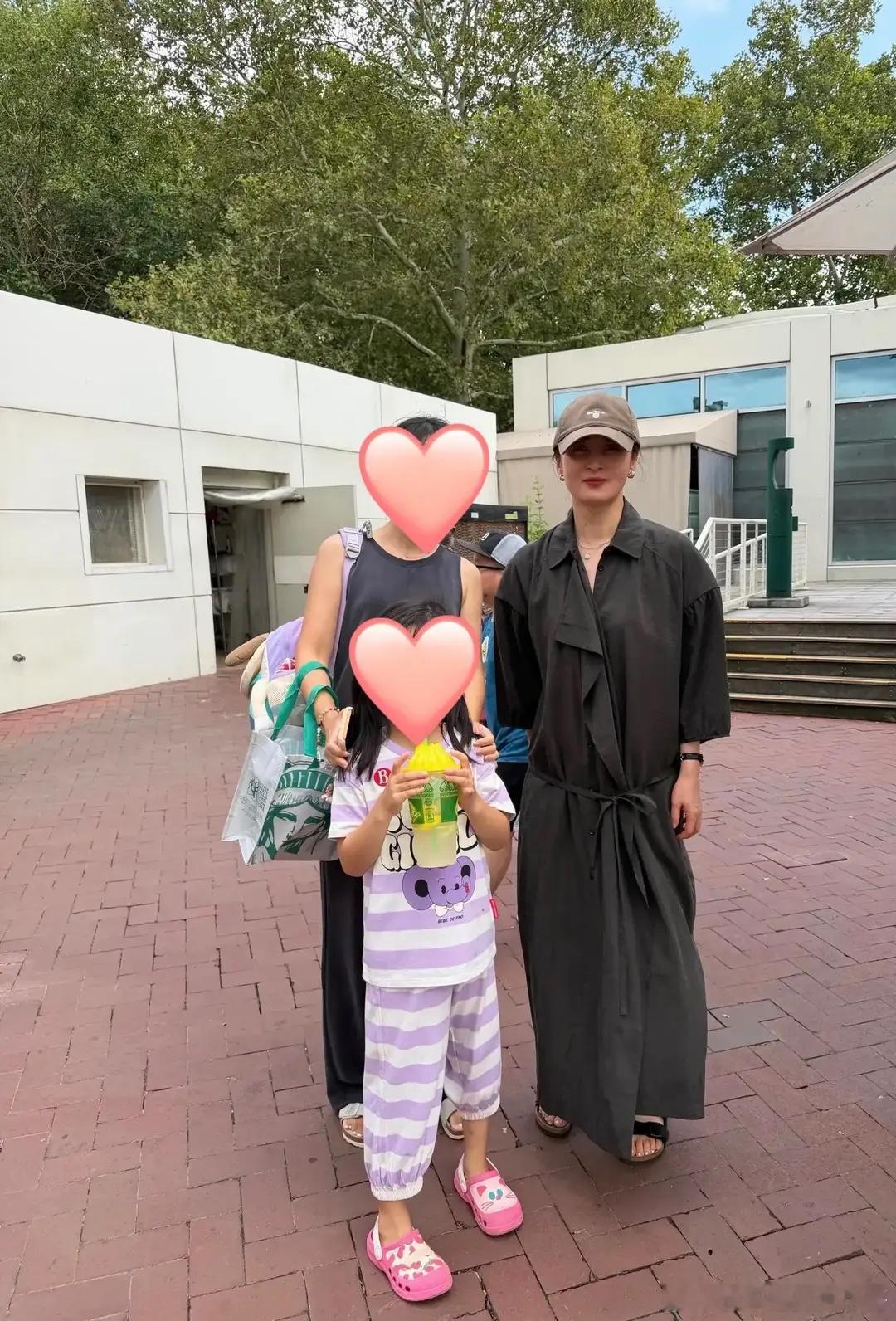纽约偶遇陈建斌蒋勤勤，夫妇俩送大儿子上大学，笑容满面心情好！