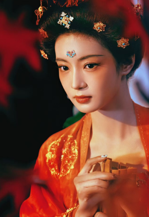 张雅钦唐装造型太可！精品之夜幼贞还原度高，大气优雅有范儿，一站便有大唐感，红色本