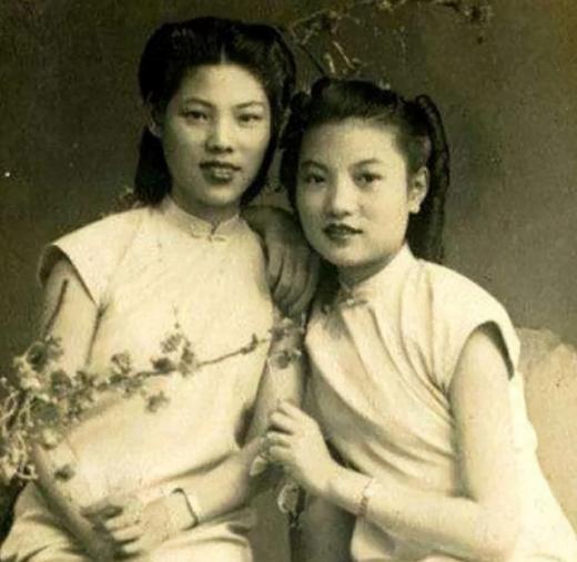 抗战时期，一个日本列车员在火车上毒打一位中国老太太，边打还边狂妄大笑，车上的人顿