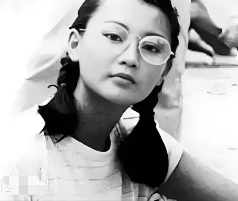 颜值巅峰期的张曼玉美的冒泡。岂不知，小时候的她又黑又瘦，妈妈都叫她：干猴子。