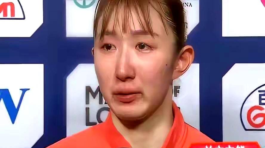 当镜头扫到早田希娜红着眼圈时，很多人酸了：又丢两分。她在一场国际对决里接连0: