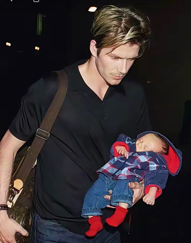 太帅了当年贝克汉姆，大儿子出生几个月，他抱着儿子外出，好像男模在走秀，这身材造型