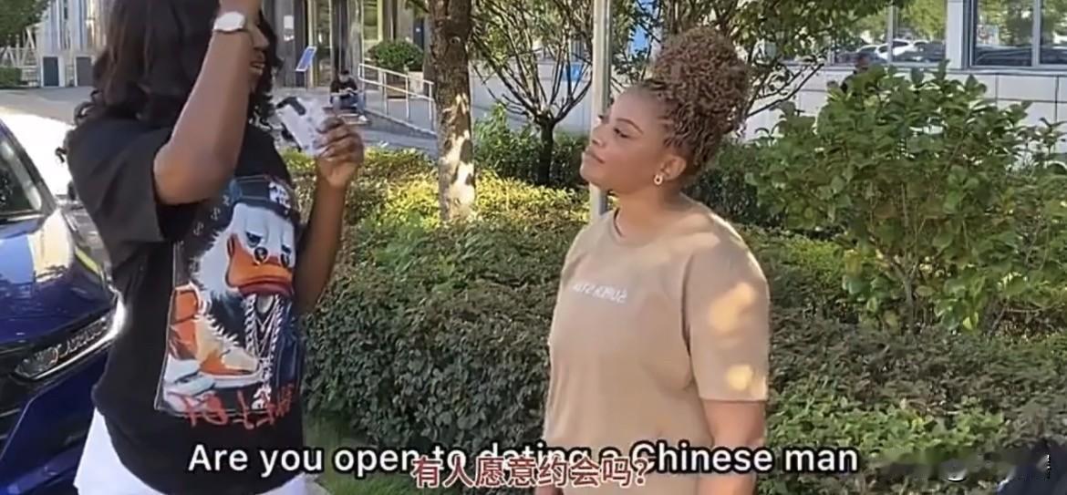非洲女孩觉得中国男孩欠缺魅力！有社交博主采访了两名非洲女孩，问他们是否愿意和中
