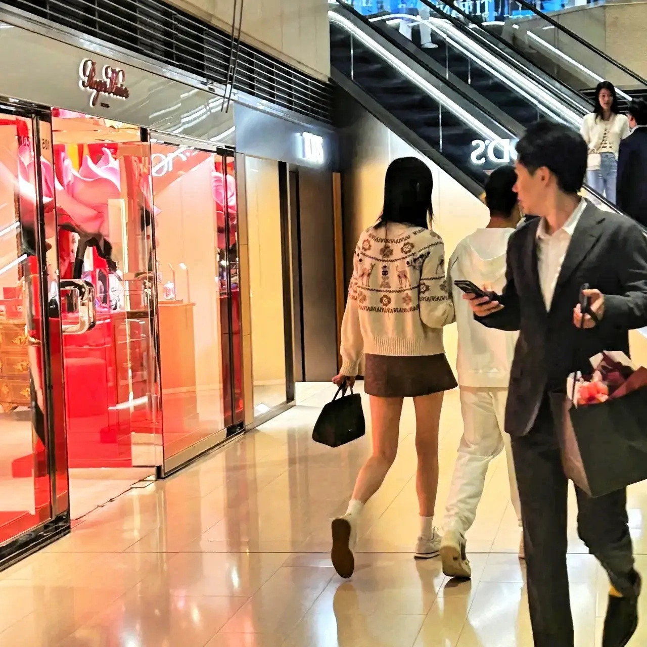 有网友在香港偶遇何猷君奚梦瑶，两口子打扮好年轻，简直是男大女大！有一说一，奚梦瑶