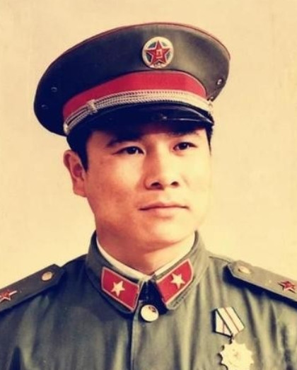 1979年中越战争，班长黄招强在清点人数时，习惯性喊了句“口令”，没想到，正是因