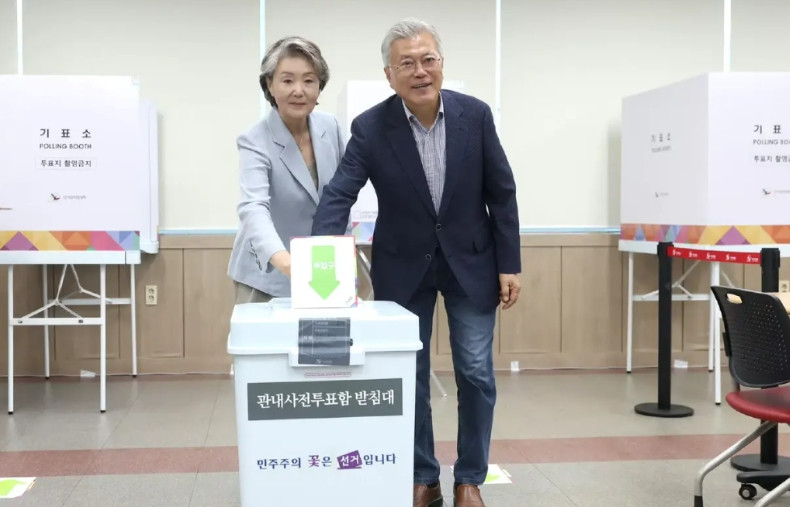 韩国前总统文在寅完成大选投票，表示：本次大选是对尹锡悦进行审判的选举，必须追责。