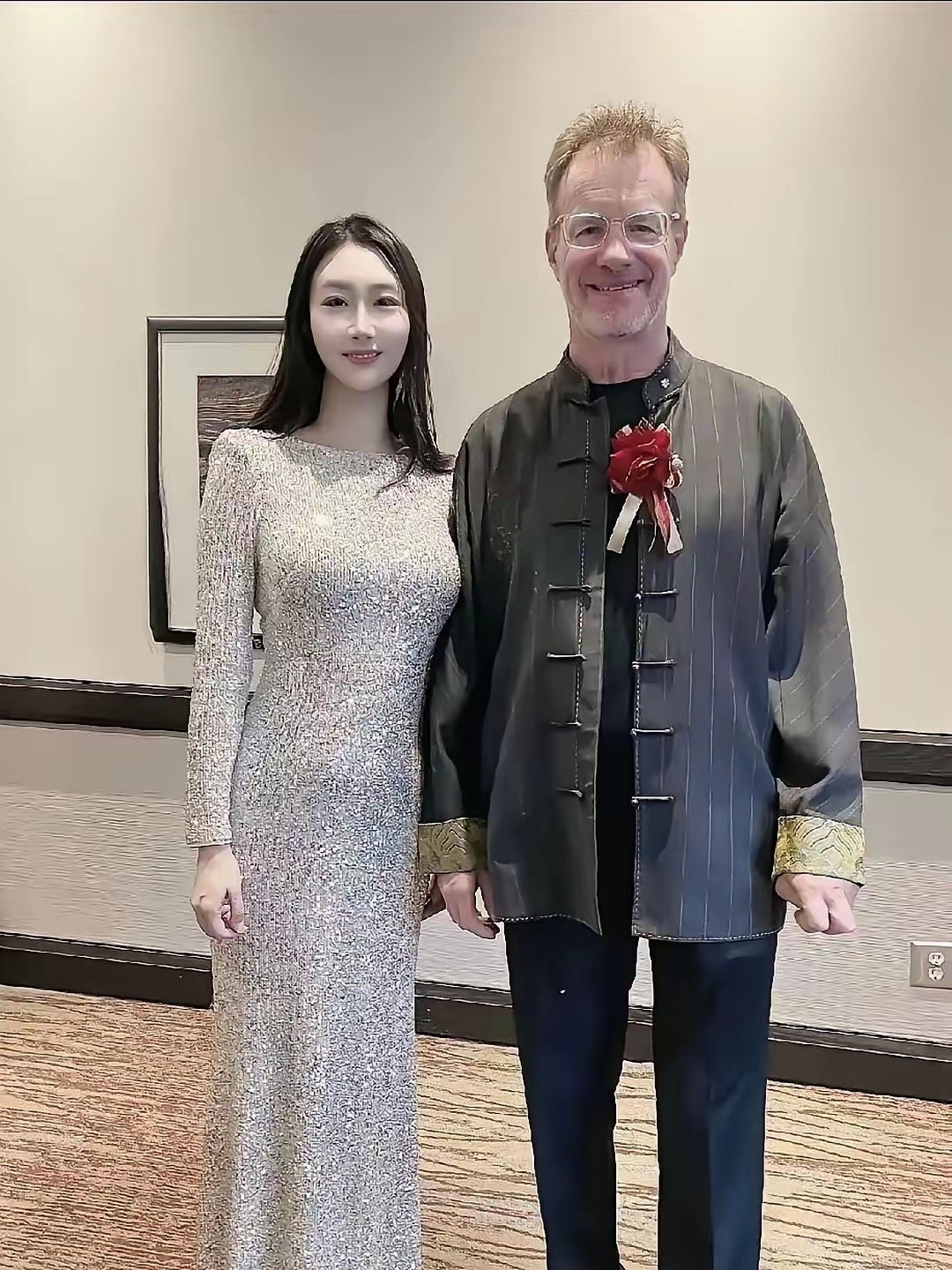 大山回到加拿大，61岁已是须发皆白，妻子甘森身姿挺拔，二人同框，状态差距明显。