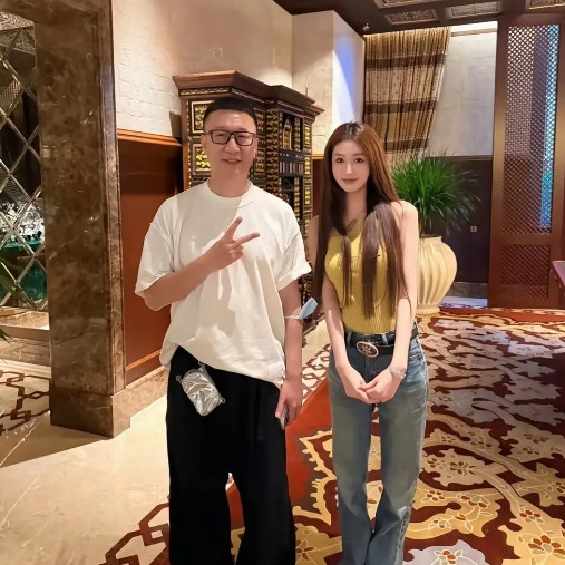 孙红雷澳门被偶遇胖了不少大家开始讨论明星中年后的生活状态前两天网上突然爆出孙