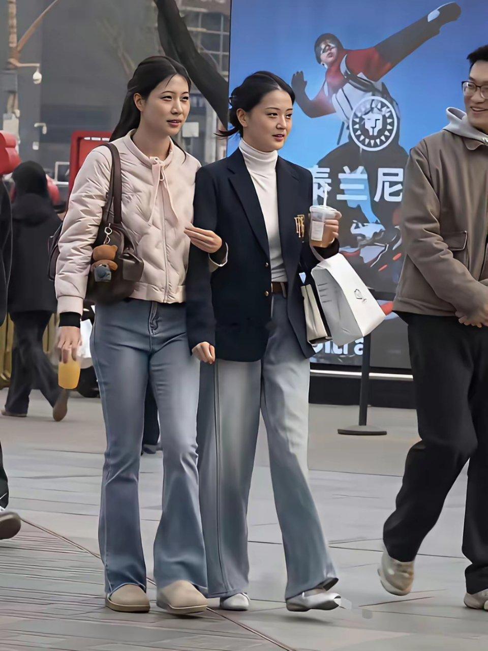 牛仔裤确实是紧身的比宽松的要好看紧身牛仔裤显得身材好​​​