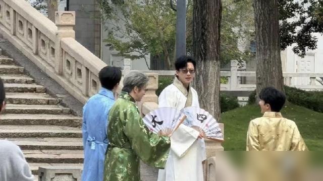 同一件袍子，周深穿上拖地三尺，刘宇宁穿上直接变九分裤。《音乐缘计划》第三季苏州首录，一张合照把网友笑
