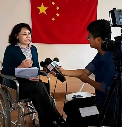 人们曾经张海迪断言她活不过27岁，医生甚至当着她母亲的面无奈摇头，仿佛宣判了她的
