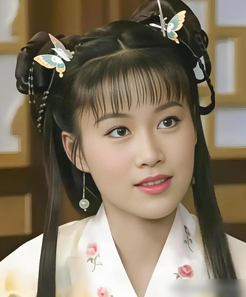 梁小冰和蓝盈莹放一起看，真能吓一跳。都是嘴角向下，都是苦相底子，差就差在骨头撑不撑得住。梁小冰那眉骨