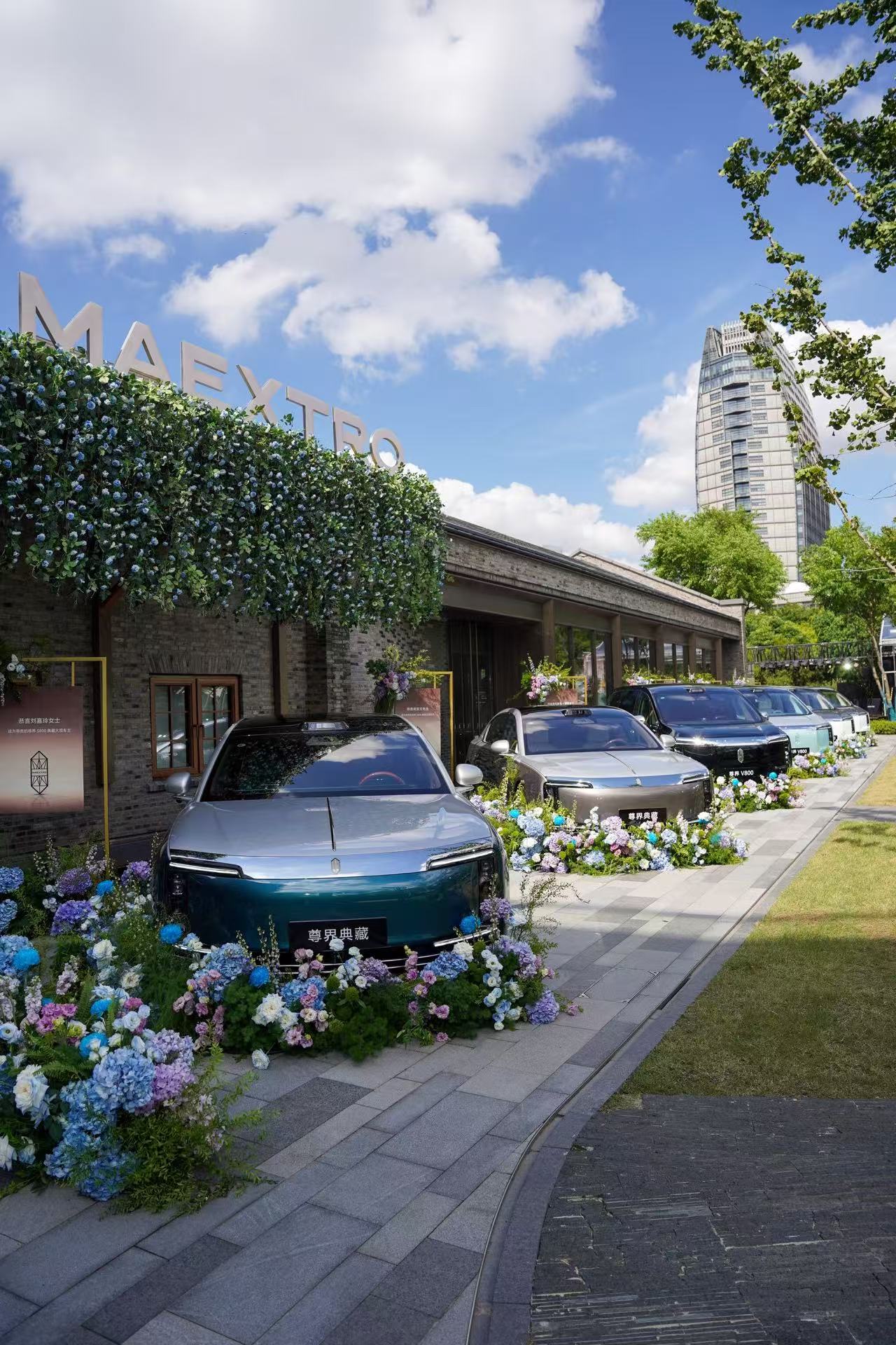 8月31日尊界S800GrandDesign典藏大观和尊界V800在上海迎来全国首批车主交付，刘嘉玲