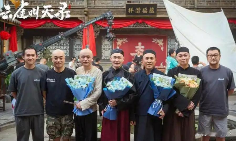 湖南卫视预排！40集梨园传奇《云雀叫天录》9月中旬来袭，张一山剃光头演京剧宗师，六小龄童给他当师父，