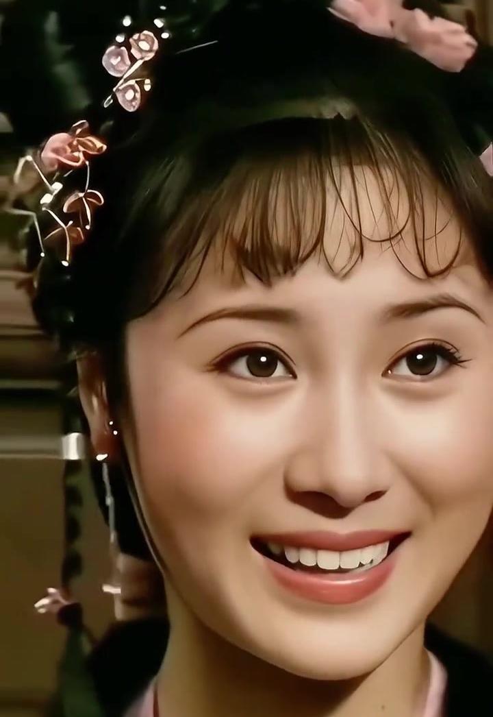 当年她一笑，便惊艳了八十年代的夏天。牧羊鞭轻摇，摇出了江湖里最动人的白月光。