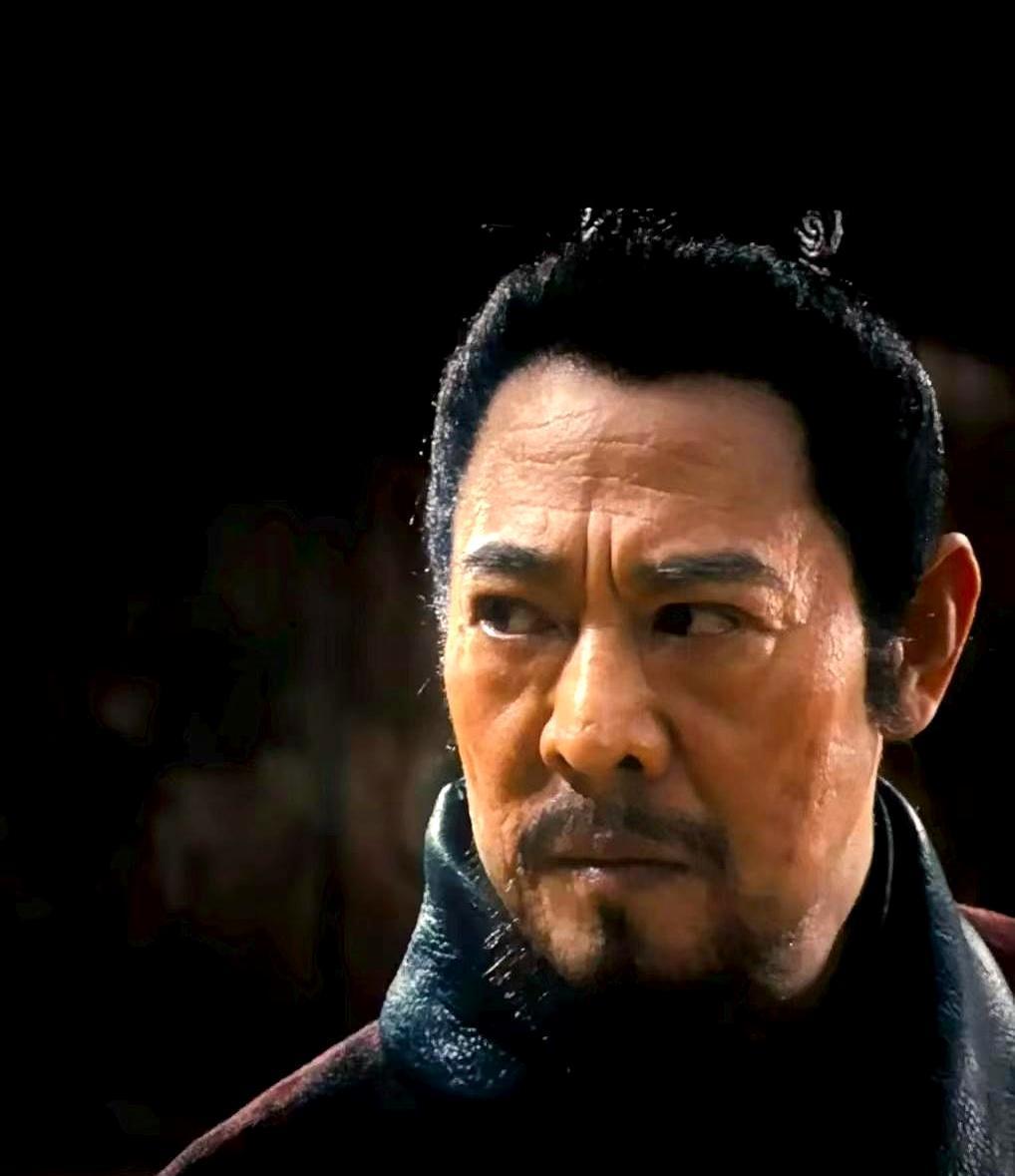 一个眼神，让吴京和张晋直接不敢喘气。李连杰新片里总共没打几场，但就那一场戏，他