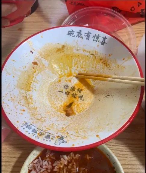 开玩笑也不能过头，凡事得有个底线。网友发帖称，她在昆明曹氏鸭脖连锁店用餐时，发