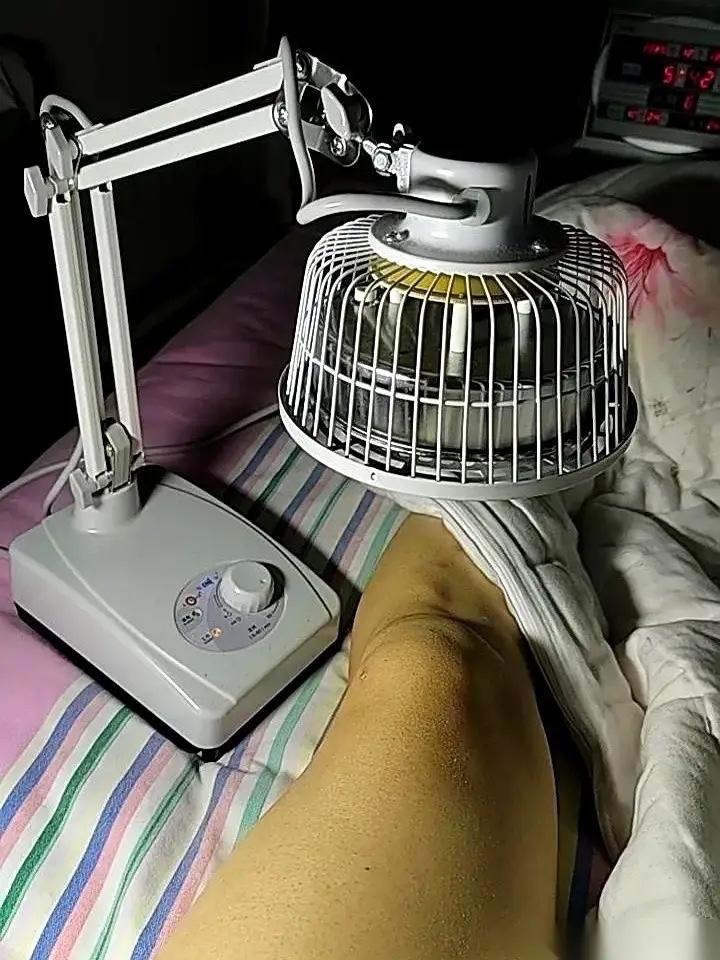 医生让我烤一年膝盖！没错，就是用电磁波烤灯每天对着膝盖烤一小时，坚持一整