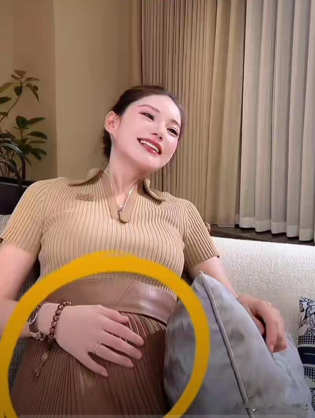 马筱梅真的不娇气，挺着孕妇🤰🏻还直播带货。酸辣粉吃了一桶又一桶，说是自己家的