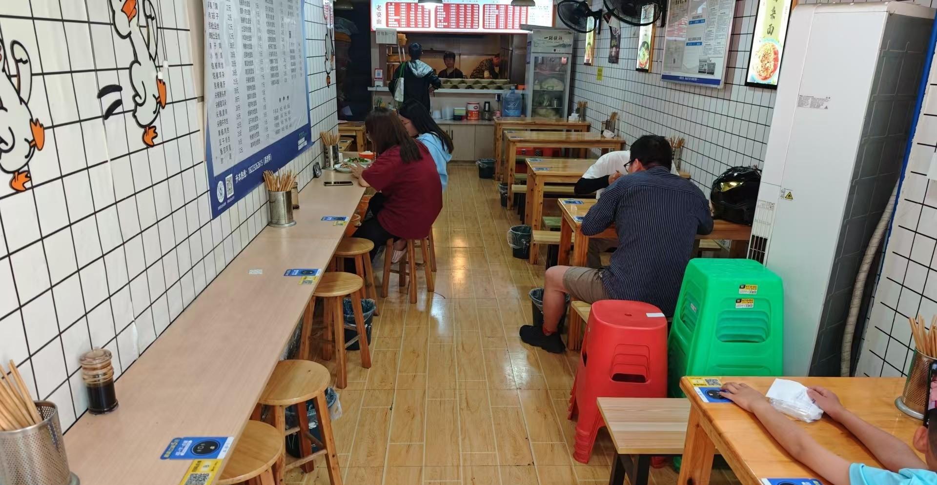 我发现开店，尽量别让老人在前台！今天，我和朋友去吃米线，邻桌一家三口