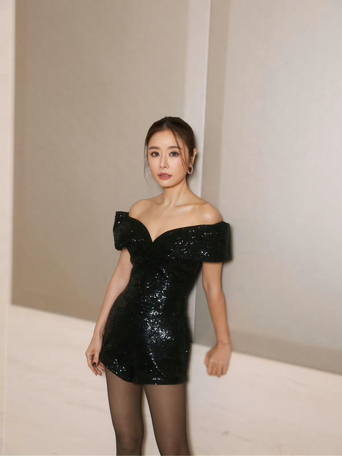 林心如最新出席活动身穿V领珠片连体裤，来自ANNAKIKI2025秋冬系列林心