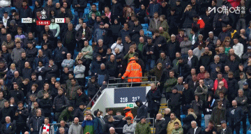 曼城在58分钟就以4：0领先利物浦，利物浦球迷十分地失望，纷纷地离开了，这是表示