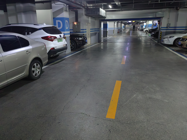 分享蔚来汽车的自动泊车功能今天是使用蔚来汽车的第十天。正好出门回家，试一下自动