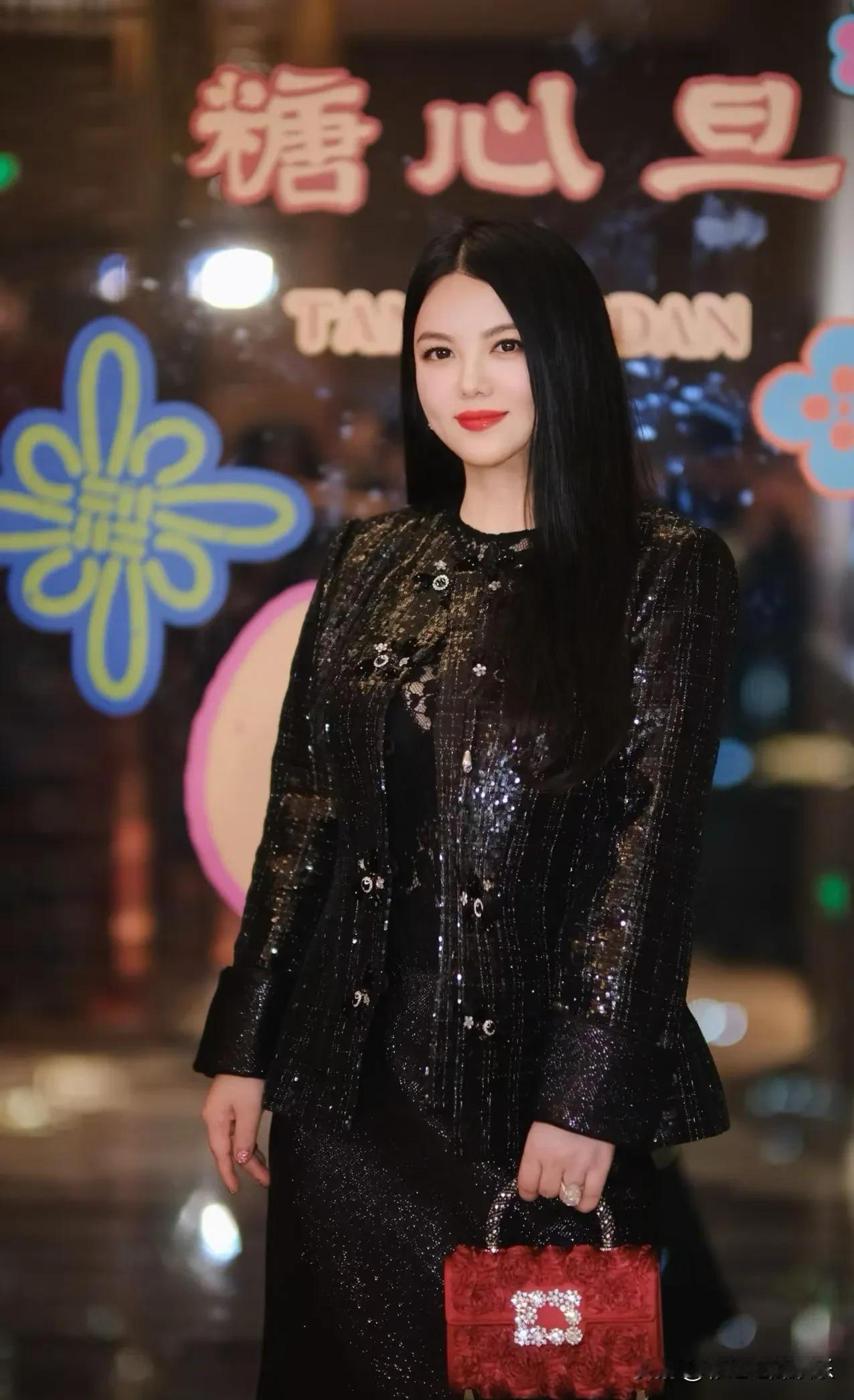 李湘居然瘦了这么多？近照感觉像是见到了年轻时的李湘，这都是美颜滤镜的功劳。李