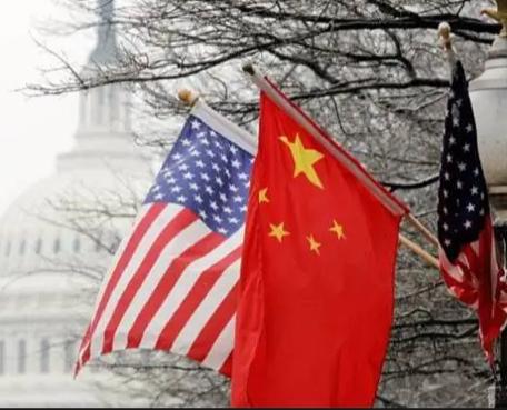全世界都在看。看中美谁先撑不住。中国有货卖不出，急着赚钱。美国有钱买不到，急着花