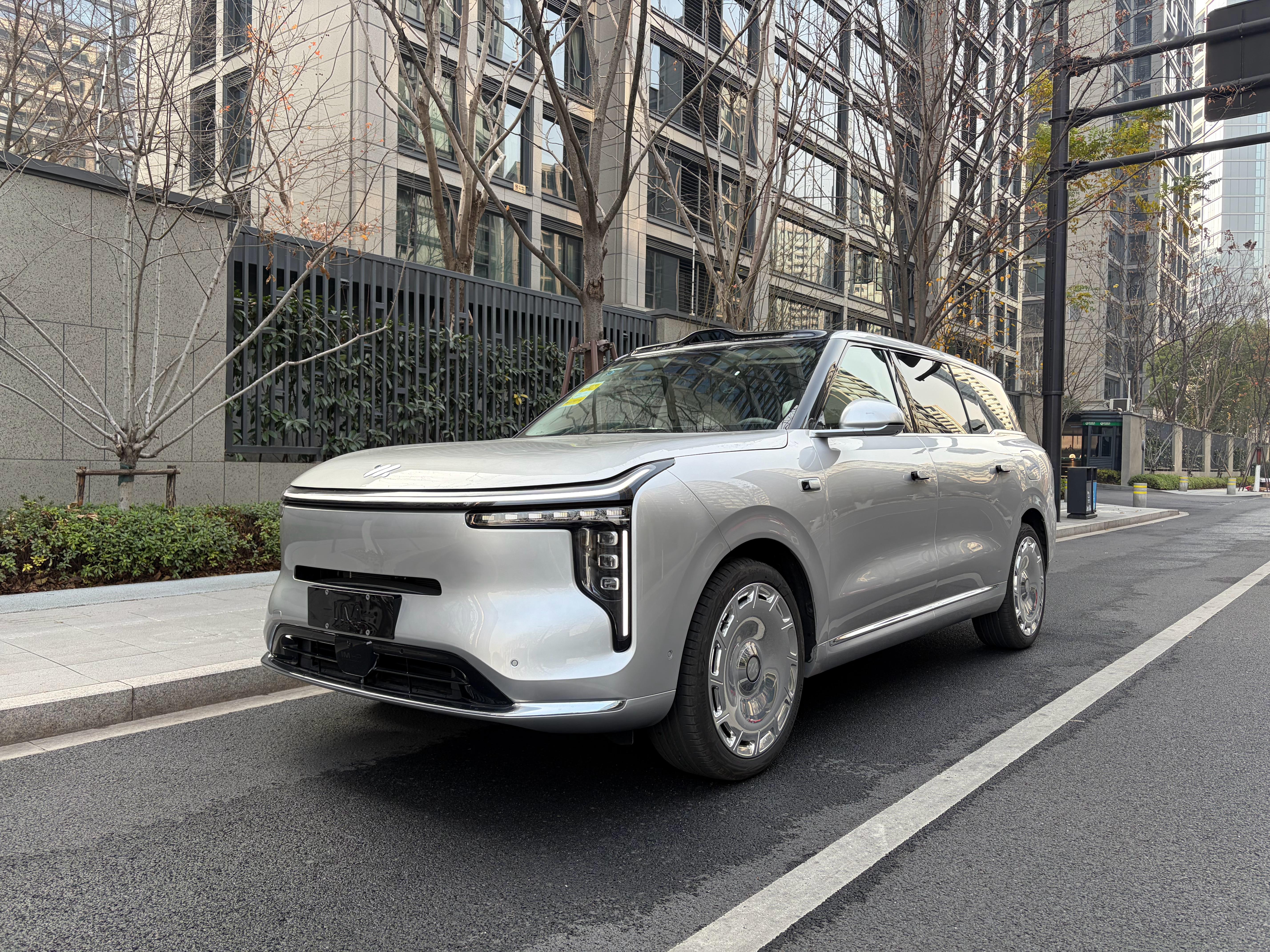 作为智己LS9车主，它把新奢华三件套在豪华体验这块做的太爽了！是坐进车里就能实打