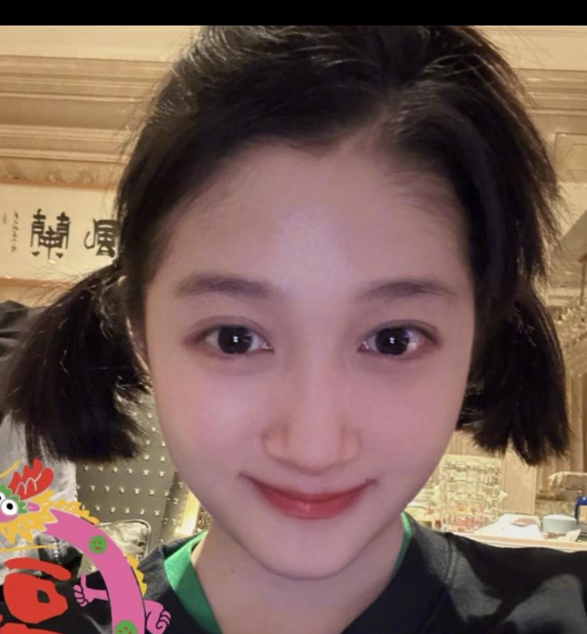 现在回看关晓彤24年剪的短发还真是挺诡异明星想换发型没毛病，可是这么重要的造型