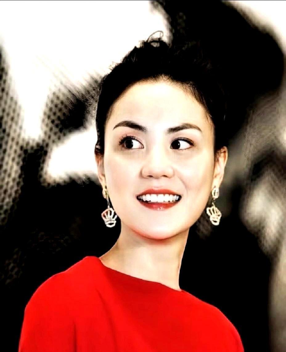 王菲和李亚鹏离婚12年后，我才看懂他们下的这盘大棋。公开场合，两人几乎零互动，