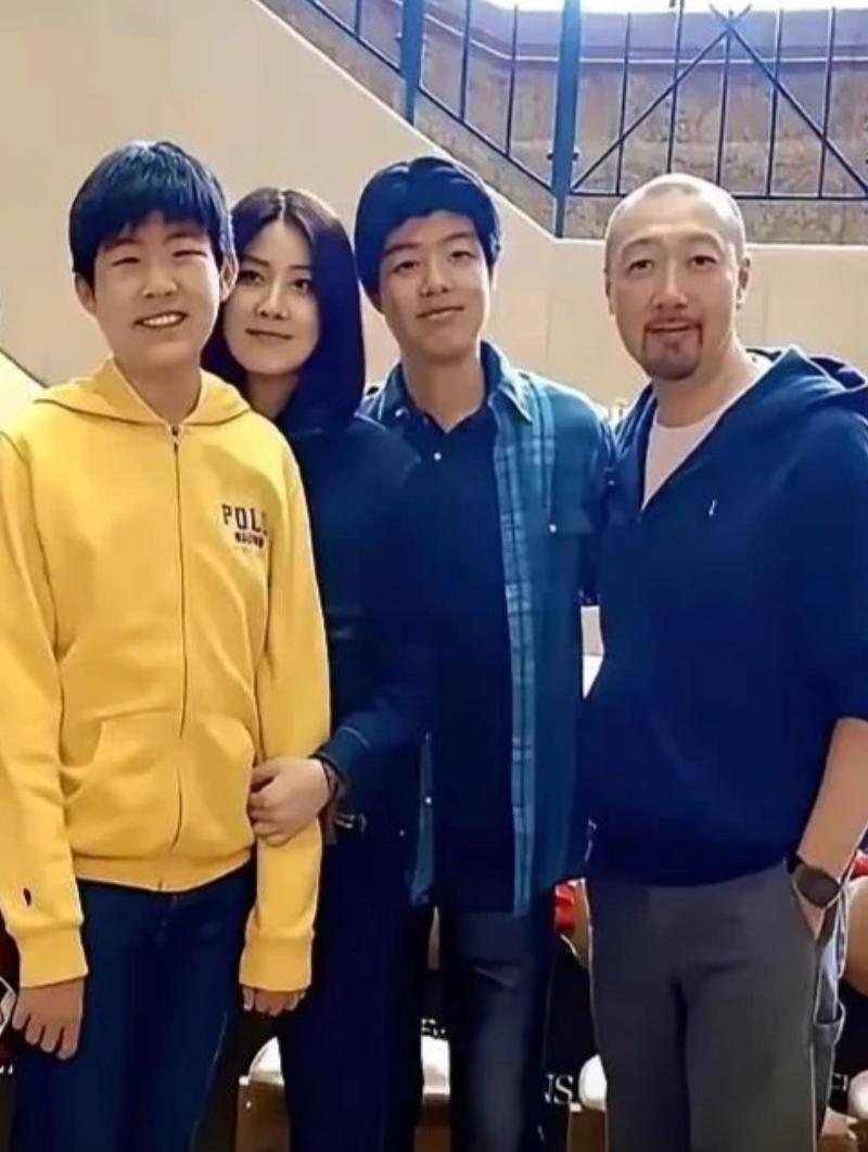 53岁的陈慧琳近日一家四口合照曝光，她与丈夫刘建浩婚后育有两个儿子，大儿子刘昇