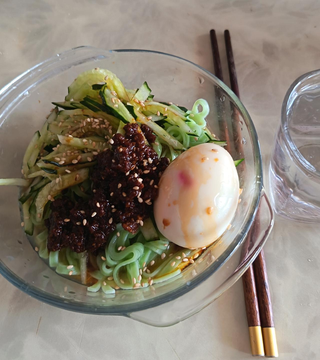 南昌街头巷尾，，早餐吃的都是拌粉瓦罐汤，已成了南昌人早餐的标配。也有些人喜欢