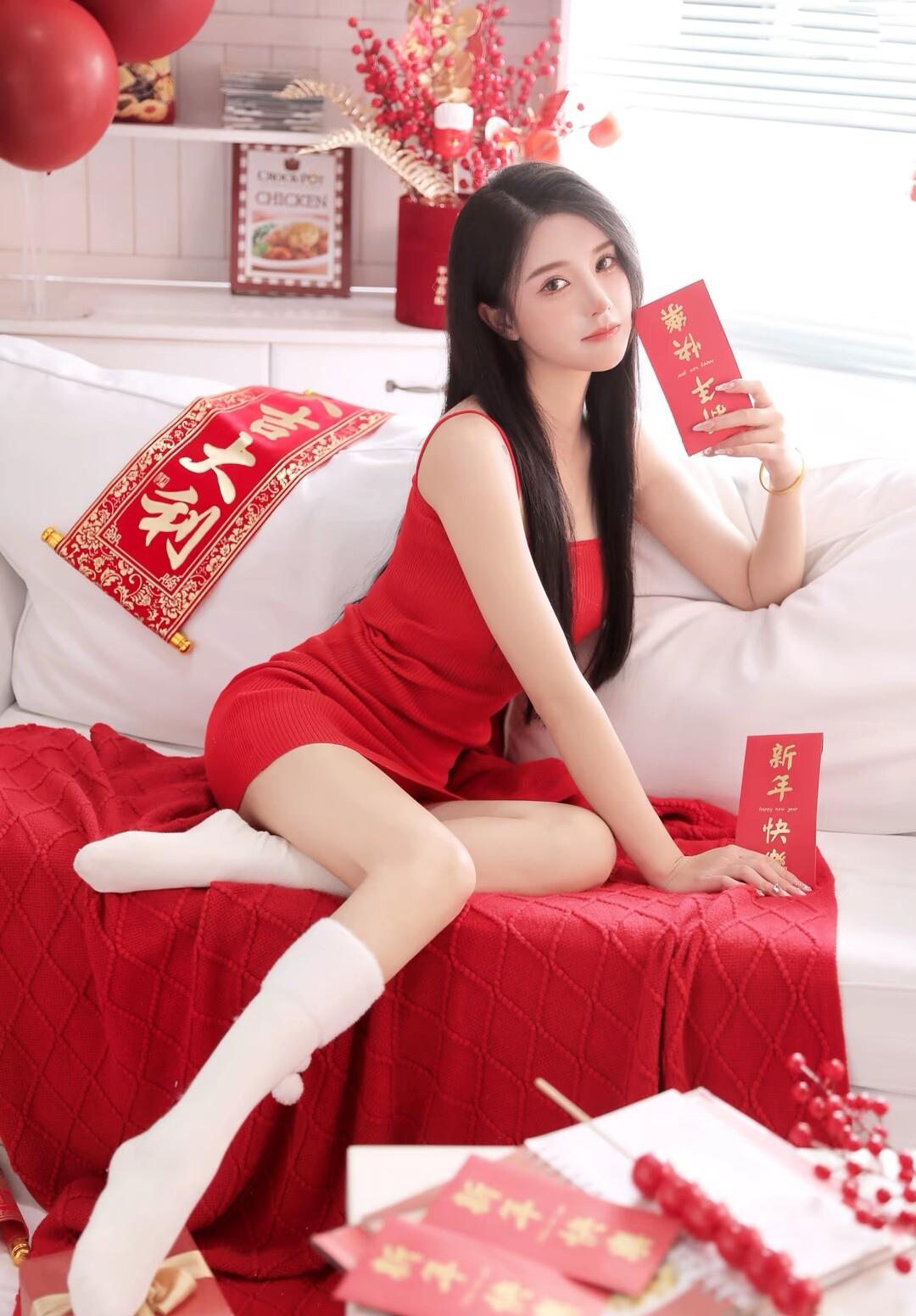 红妆美人笑，喜气满人间。