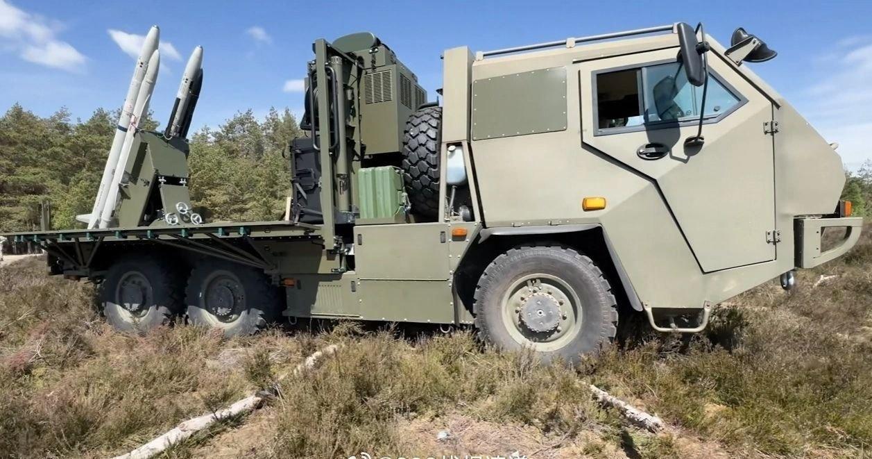 乌军1套英国Raven防空系统在俄乌前线被摧毁的首个画面（视频一）。该防空系统