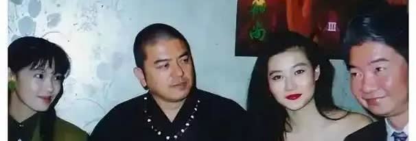 这是上个世纪90年代蔡澜和陈宝莲私下聚餐的合影图片！当时的蔡澜小脸儿胖嘟嘟的，喝