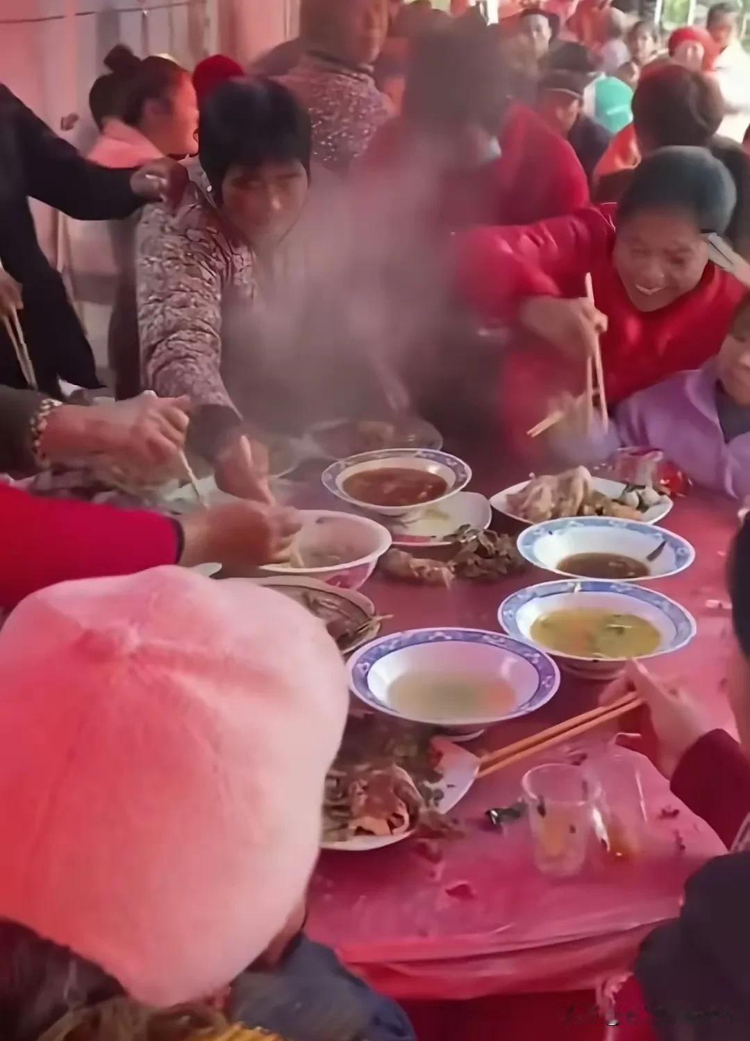 现在的人情味太淡了，今天中午我们村上有人办婚礼，我去送礼，想着是结婚了，就把儿子