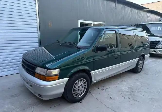 “50万买辆大捷龙，图啥？”北京车展展台边，两个西装男压低声音。左边那位刚下