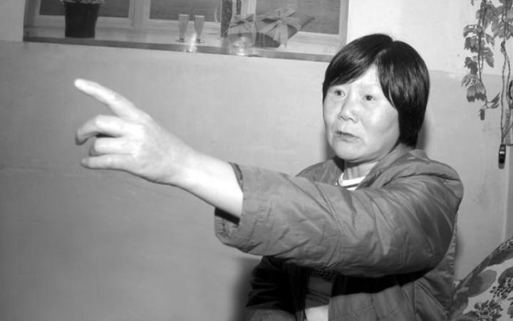 1975年，湖北神农架，几名妇女正在田里干农活的时候，一位妇女突然因为内急跑向了