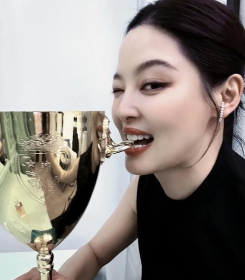 辛芷蕾喜提威尼斯影后，让很多人明白了一个道理，那就是“牛皮”还是要吹的。因为那