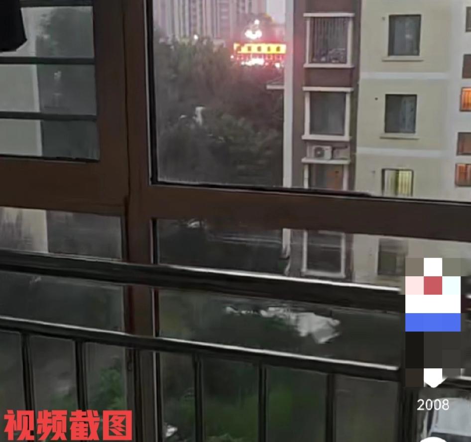 有女生阳台上晾衣服被吓。这里女生被吓到不是什么恐怖东西，也不是有人故意为之，
