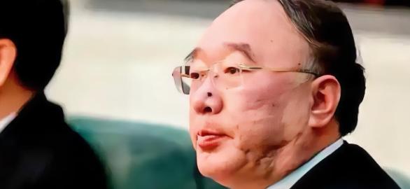 曾经超高杠杆循环放贷的模式，正在迎来全面出清。重庆小贷公司从巅峰的896