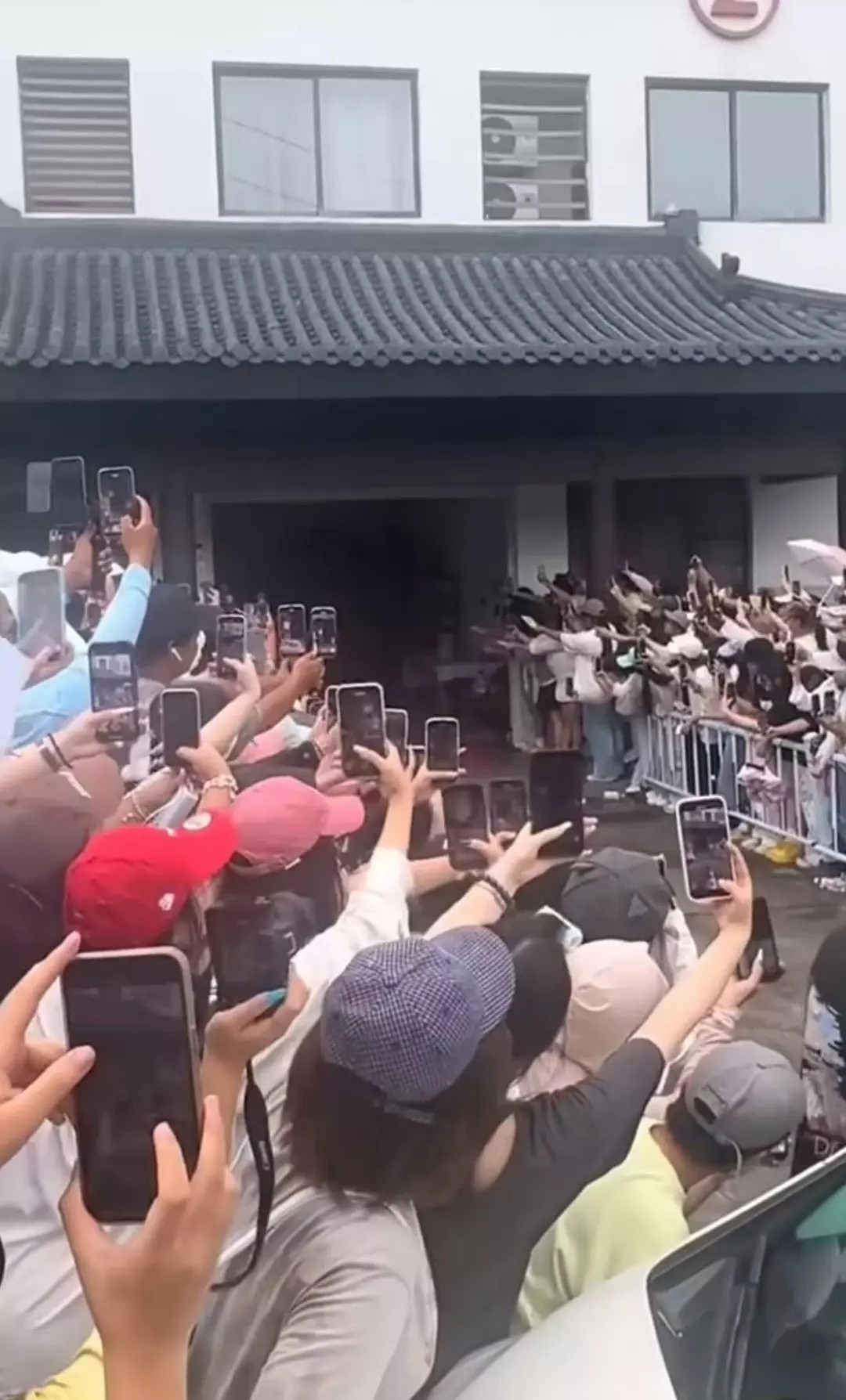 孟子义线下人头一直挺多的，还只是出妆进妆而已​​​