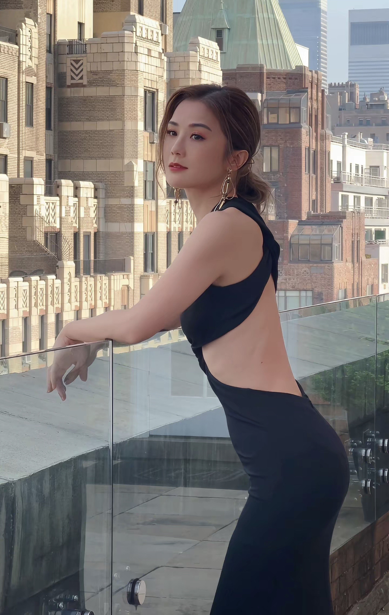 蔡卓妍否认怀孕！Twins成员蔡卓妍（阿Sa）近日出席活动，被拍到身穿宽松娃娃裙，照片中小腹视觉上微