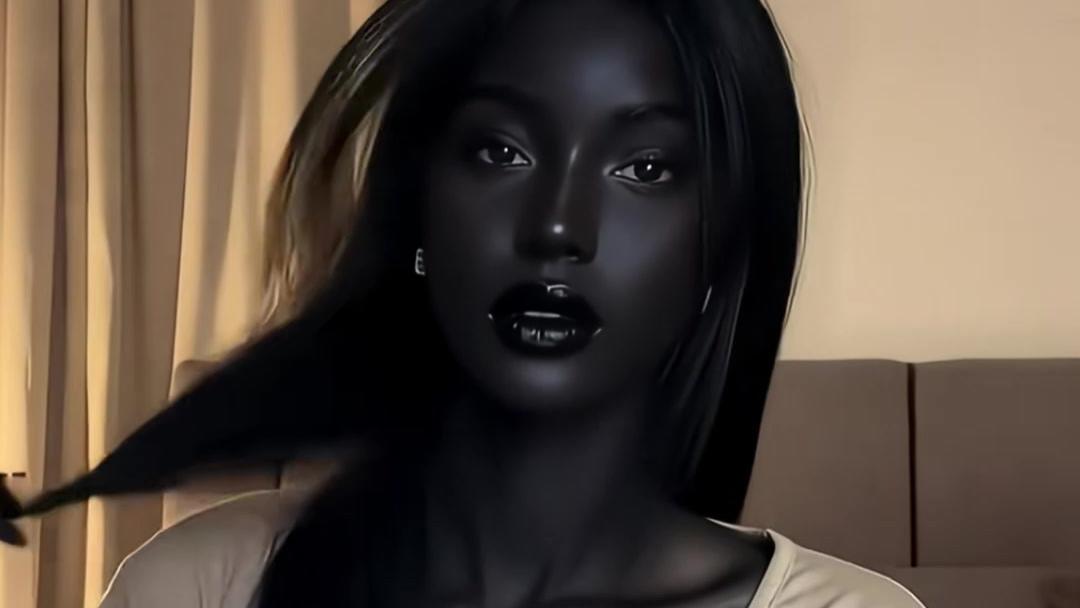 非洲网红黑珍珠：黑肤色下的精致五官，网友直呼‘我丑不是因为我黑’