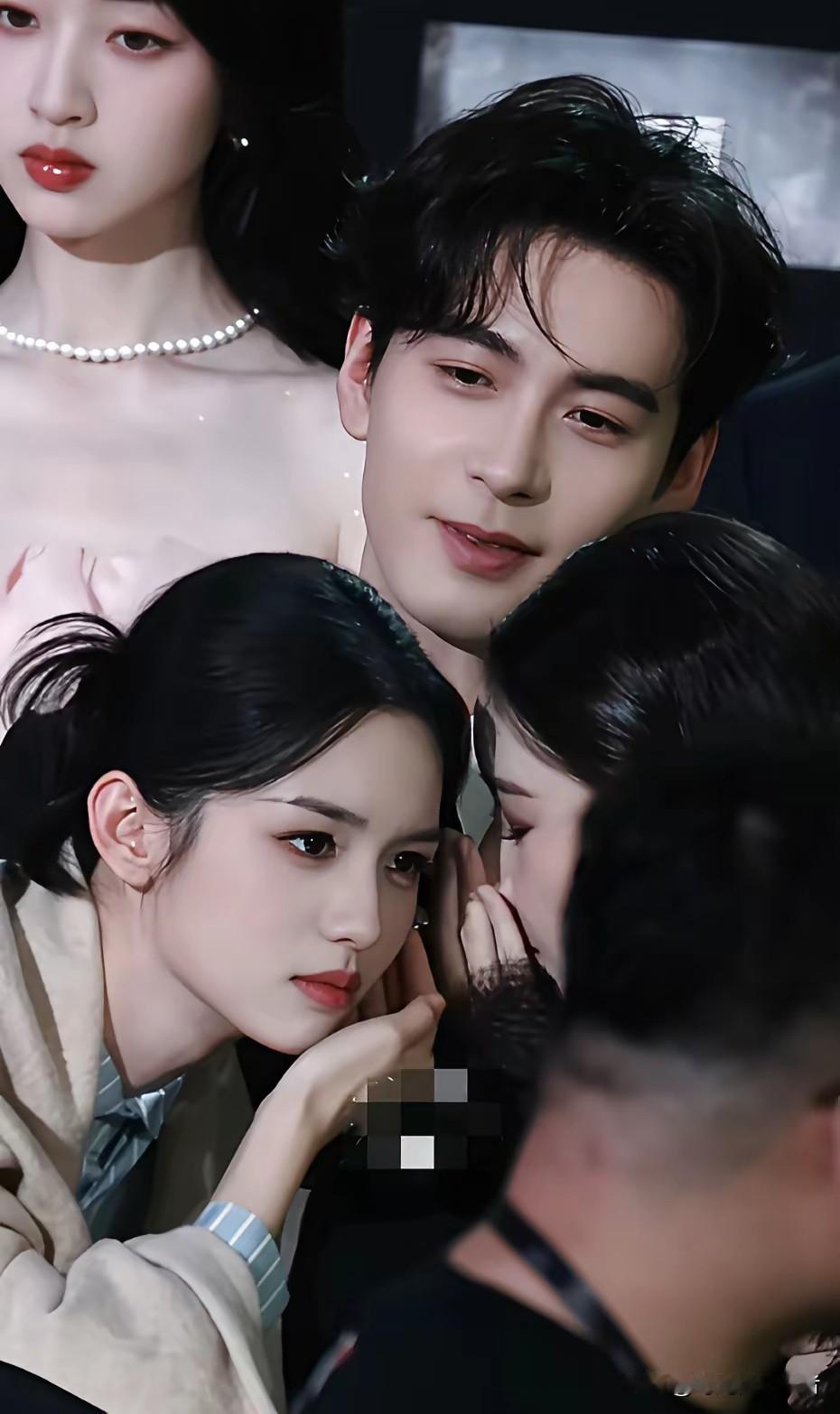 陈星旭好像村口挺热闹的大妈，周也，王玉雯一起说悄悄话，陈星旭在中间听的津津有味，